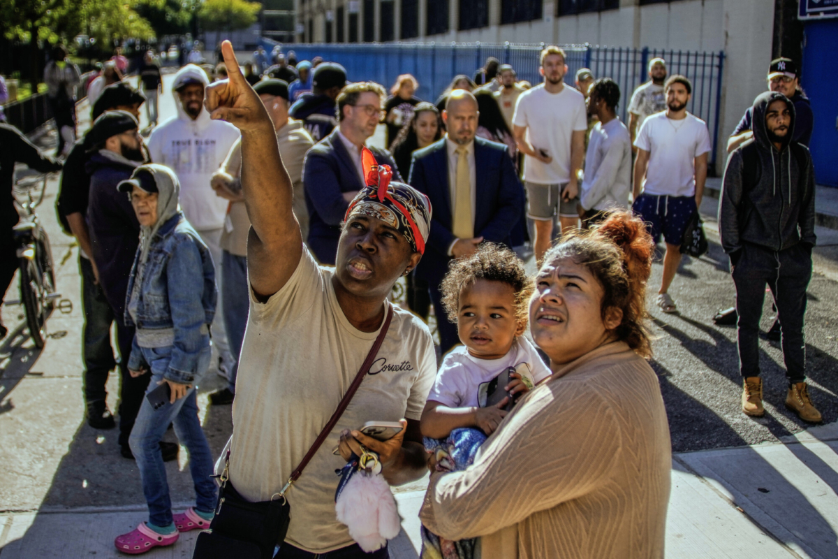 La gente observa parte de un edificio que se derrumbó en el barrio del Bronx, en Nueva York, el miércoles 1 de octubre de 2025. (AP/Eduardo Muñoz Álvarez)