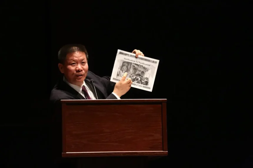 Bob Fu, presidente de China Aid, compara la sinización del PCCh con la nazificación de Hitler en la conferencia de prensa para anunciar la formación de la Coalición para Promover la Libertad Religiosa en China. (Jennifer Zeng/The Epoch Times)
