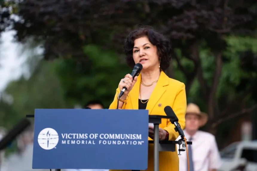 Rushan Abbas, fundadora de Campaign for Uyghurs, habla durante un evento conmemorativo de la masacre de la Plaza de Tiananmén ocurrida en China el 4 de junio de 1989, en el Memorial a las Víctimas del Comunismo en Washington, el 4 de junio de 2025. (Madalina Vasiliu/The Epoch Times)