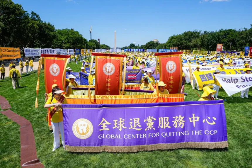 Los seguidores de Falun Gong participan en una manifestación para pedir el fin de los 25 años de persecución continua por parte del Partido Comunista Chino contra los practicantes de Falun Gong en China, en el National Mall de Washington, el 11 de julio de 2024. (Larry Dye/The Epoch Times)