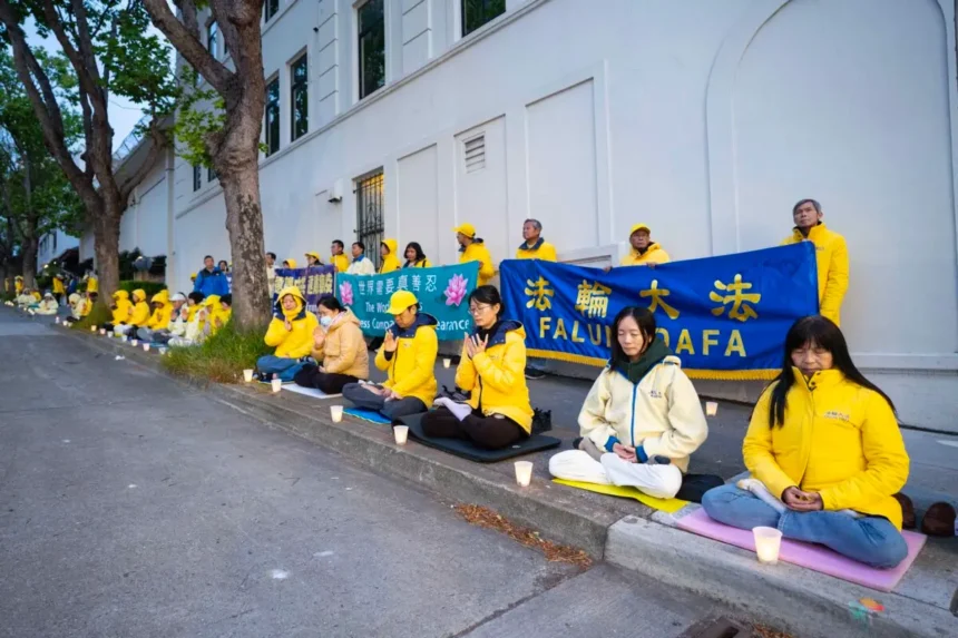Practicantes meditando durante una manifestación frente al Consulado de China en San Francisco el 25 de abril de 2025.( Gary Wang/The Epoch Times)
