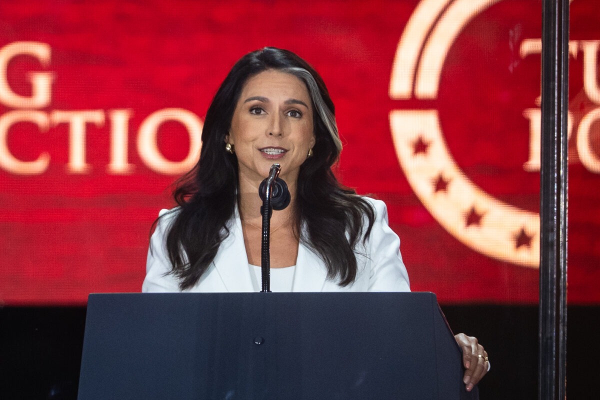 La directora de Inteligencia Nacional, Tulsi Gabbard, habla en el evento "Construyendo un legado: en memoria de Charlie Kirk", celebrado en el State Farm Stadium de Glendale, Arizona, el 21 de septiembre de 2025. (Madalina Kilroy/The Epoch Times).