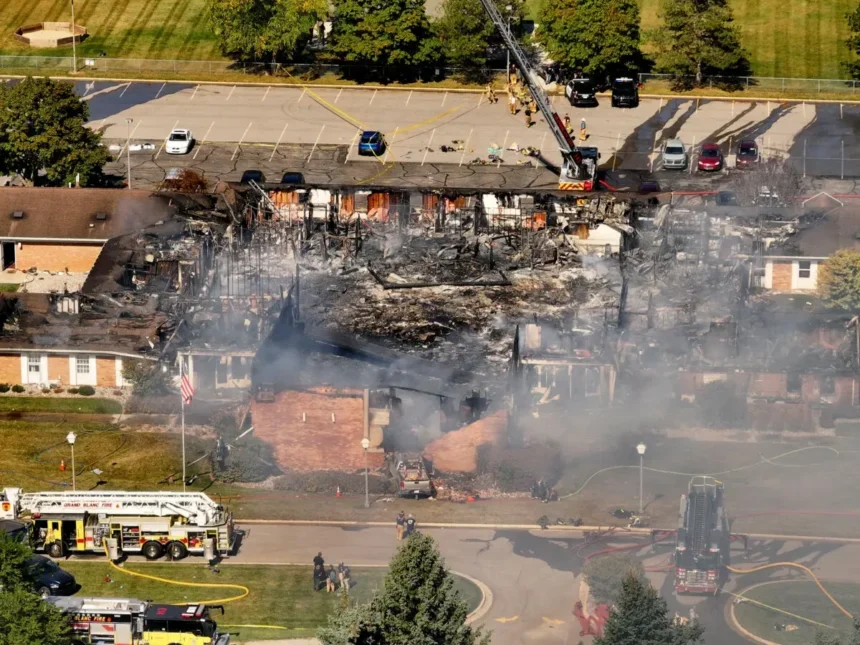Equipos de emergencia responden a un tiroteo e incendio en la Iglesia de Jesucristo de los Santos de los Últimos Días en Grand Blanc, Michigan, el 28 de septiembre de 2025. (David Guralnick/Detroit News vía AP)