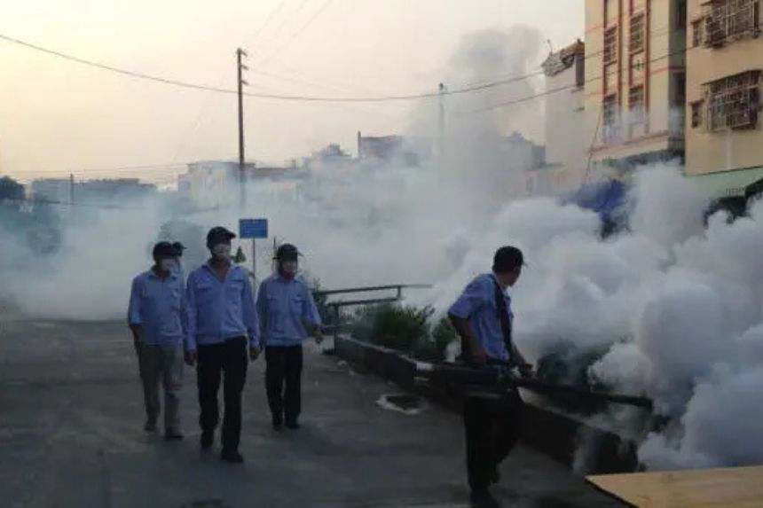 Trabajadores municipales rocían desinfectantes para esterilizar y eliminar mosquitos en la ciudad de Guangzhou, provincia de Guangdong, a finales de septiembre de 2014. (Captura de pantalla/Radio Nacional de China)