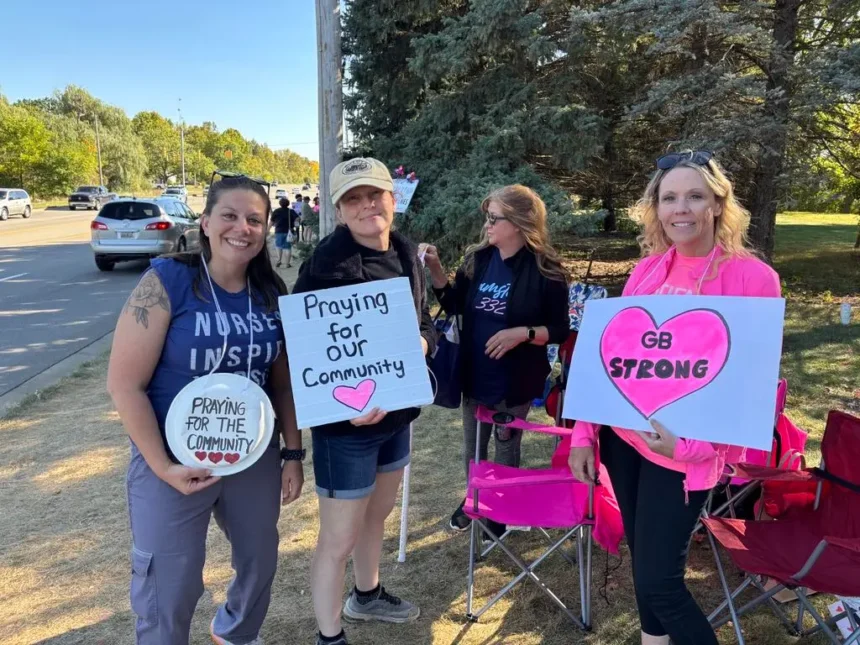 Las enfermeras en huelga del Hospital Henry Ford Genesys han cambiado los carteles de protesta por mensajes que fomentan el apoyo de la comunidad. (Jeff Louderback/The Epoch Times)