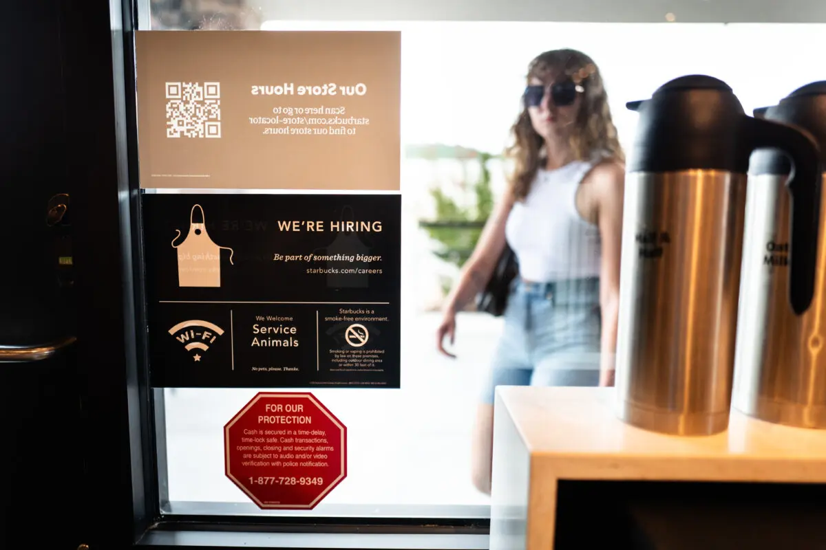 Anuncio de empleo expuesto en una cafetería de Kerrville, Texas, el 9 de julio de 2025. (Madalina Kilroy/The Epoch Times)