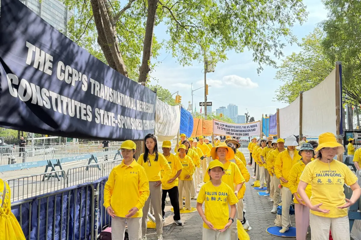 <em>Practicantes de Falun Dafa frente a las Naciones Unidas en la ciudad de Nueva York el 23 de septiembre de 2025. Edwin Huang/The Epoch Times</em>