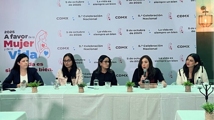 De izquierda a derecha: Alison González, pedagoga; Dara Sánchez, comunicadora; Luisa Argueta, activista; Paulina Hernández, abogada; María José, médico pasante. (Eduardo Tzompa / Epoch Times)