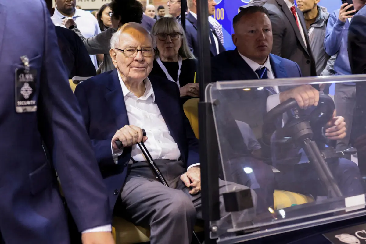 El presidente de Berkshire Hathaway, Warren Buffett, asiste a la junta anual de accionistas de Berkshire Hathaway Inc. en Omaha, Nebraska, el 3 de mayo de 2024. (Scott Morgan/Reuters)