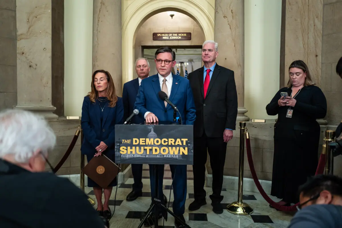 El presidente de la Cámara de Representantes, Mike Johnson (R-La.) (C), acompañado por la representante Lisa McClain (R-Mich.) (I), el líder de la mayoría de la Cámara de Representantes, Steve Scalise (R-La.) (2.º por la izquierda) y el whip de la mayoría de la Cámara de Representantes, Tom Emmer ( R-Minn.) (2.º por la derecha), en el Capitolio, en Washington, el 2 de octubre de 2025. (Madalina Kilroy/The Epoch Times).