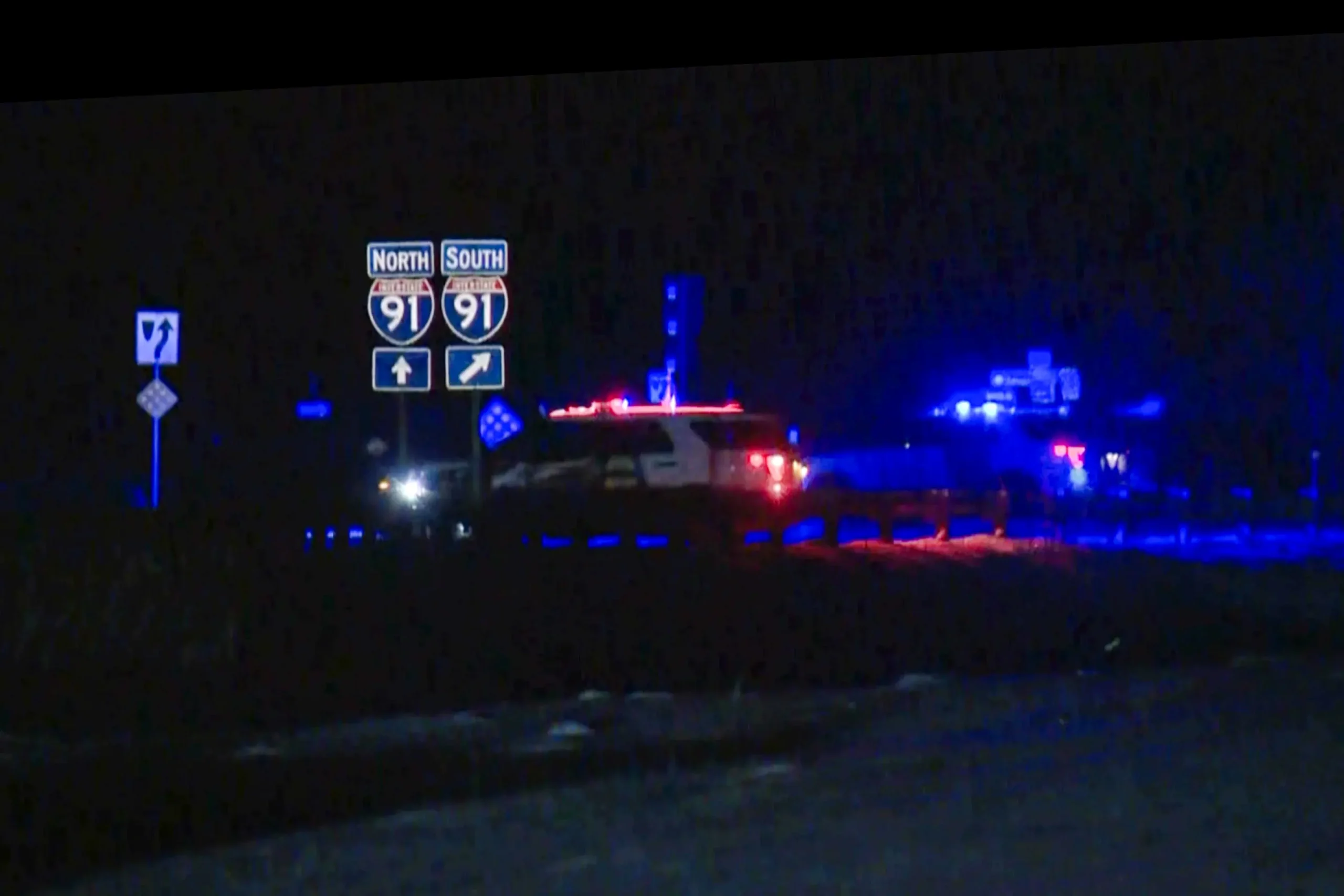 <em>La policía cierra una carretera tras un tiroteo en el que se vio involucrado un agente de la Patrulla Fronteriza de Estados Unidos en la Interestatal 91, cerca de Coventry, Vermont, el 20 de enero de 2025. Los expertos afirman que la ideología, las redes sociales, los trastornos de salud mental y medicación pueden estar impulsando las recientes tendencias de violencia y radicalización entre las personas que se identifican como transgénero. WCAX vía AP</em>