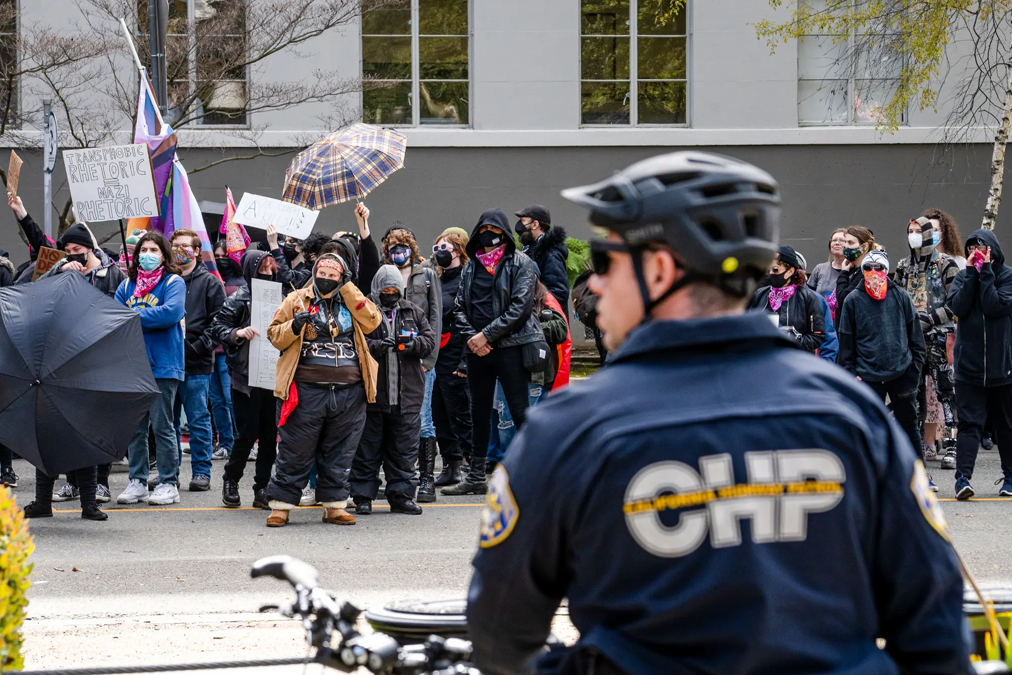 <em>Activistas de Antifa se reúnen en Sacramento, California, el 10 de marzo de 2023. Los observadores aseguran que los grupos de extrema izquierda están reclutando a personas transgénero y utilizando grupos de identidad de género para sembrar la división entre los estadounidenses. John Fredricks/The Epoch Times</em>
