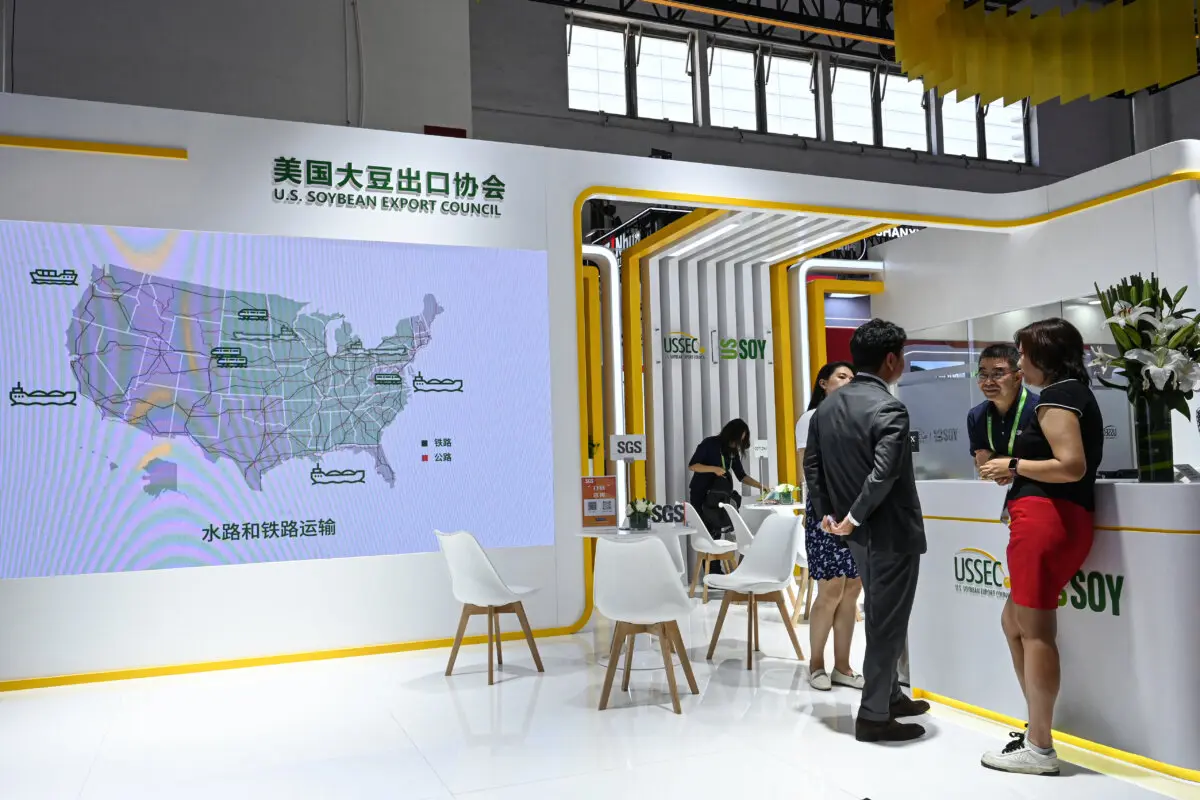 Stand del Consejo de Exportación de Soja de EE. UU. durante la Exposición Internacional de la Cadena de Suministro de China (CISCE) celebrada en Beijing el 16 de julio de 2025. (Jade Gao/AFP a través de Getty Images).