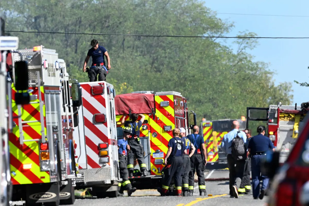 Personal del departamento de bomberos junto a McCandlish Road, cerca del lugar del tiroteo que tuvo lugar en la Iglesia de Jesucristo de los Santos de los Últimos Días en Grand Blanc, Míchigan, el 28 de septiembre de 2025. (José Juárez/AP Photo)
