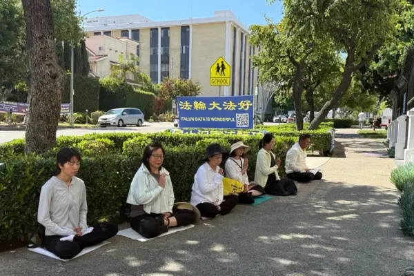 <em>Liu Chuanyu (izquierda) y otros practicantes de Falun Gong se manifiestan frente a una pancarta delante del consulado chino en Los Ángeles el 4 de septiembre de 2025. (Cortesía de Liu Chuanyu)</em>