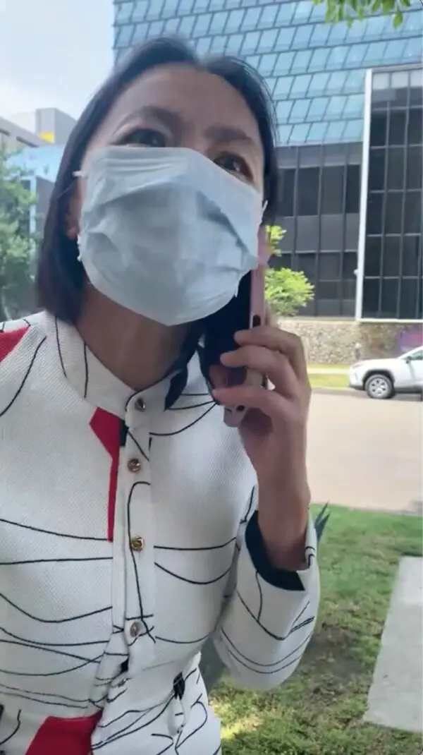 <em>Una mujer no identificada gritando a los practicantes de Falun Gong fuera del consulado chino en Los Ángeles el 9 de junio de 2025. (Captura de pantalla del vídeo/Cortesía del Centro de Información de Falun Dafa)</em>