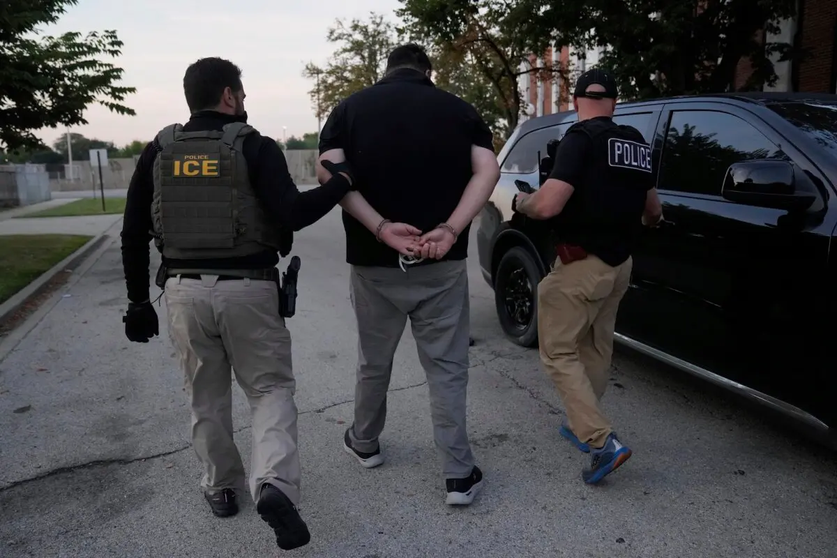 <em>Agentes del Servicio de Inmigración y Control de Aduanas de Estados Unidos realizan un arresto durante una operación matutina en Park Ridge, Illinois, el 19 de septiembre de 2025. (Erin Hooley/Foto AP)</em>