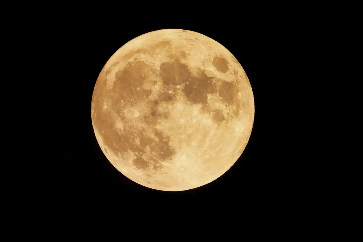 Una Luna de Cosecha con tonos anaranjados. (Shutterstock/Jennifer-Davis)