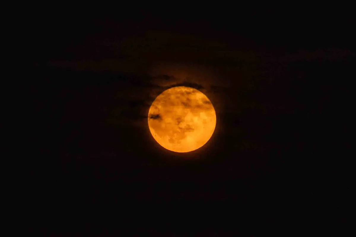 Una superluna se eleva sobre el puerto de Boston en 2024. (Joseph Prezioso /AFP vía Getty Images)