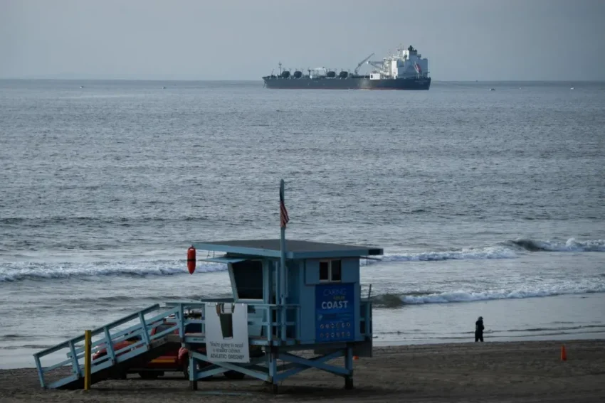 El petrolero de crudo Apollo Voyager anclado en el Océano Pacífico frente a la costa cerca de la refinería Chevron El Segundo, visto desde Manhattan Beach, California, el 16 de noviembre de 2021. Foto: Patrick T. Fallon/AFP vía Getty Images