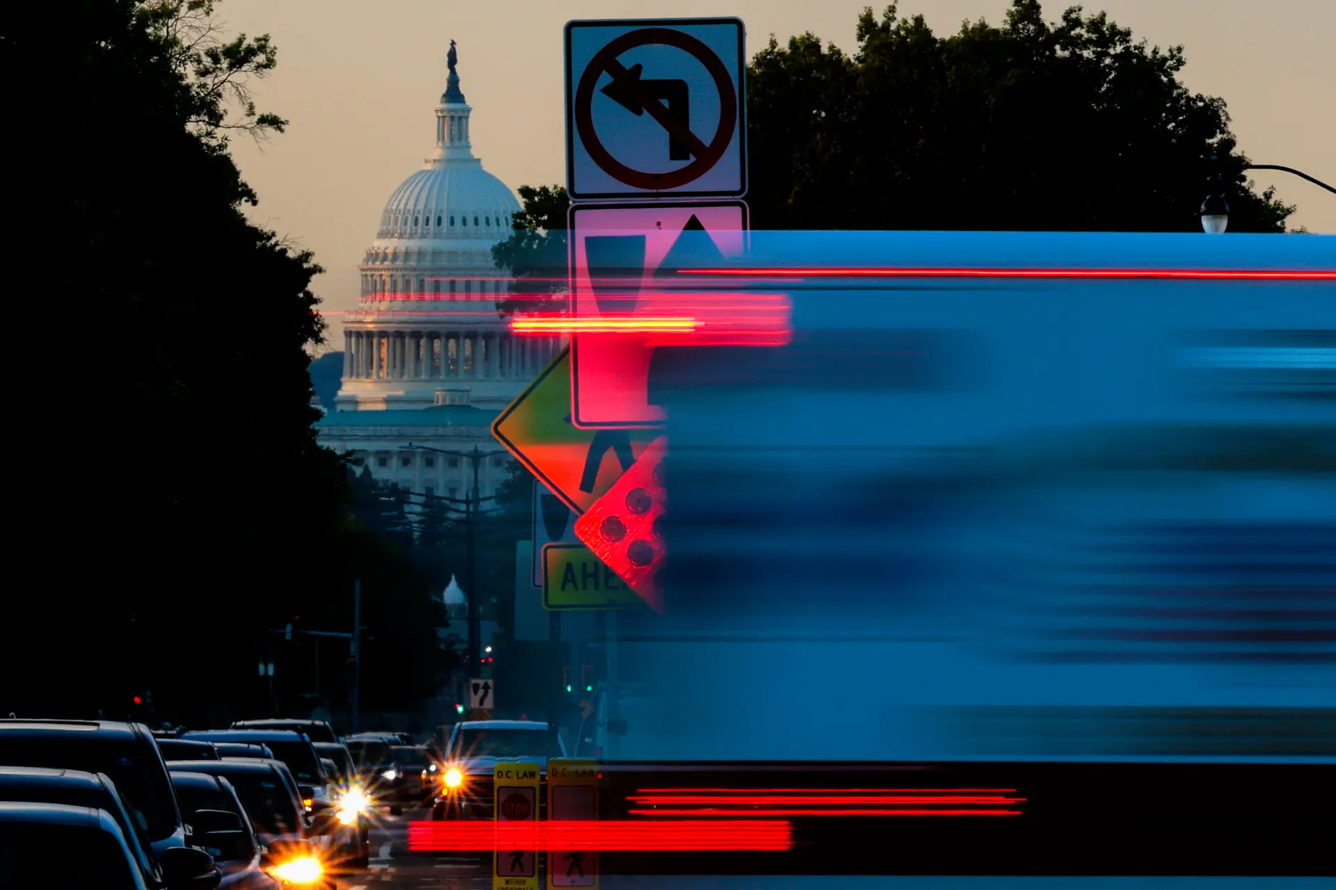 Tráfico matutino frente al Capitolio de los Estados Unidos en Washington, D.C., el 1 de octubre de 2025. (Chip Somodevilla/Getty Images)
