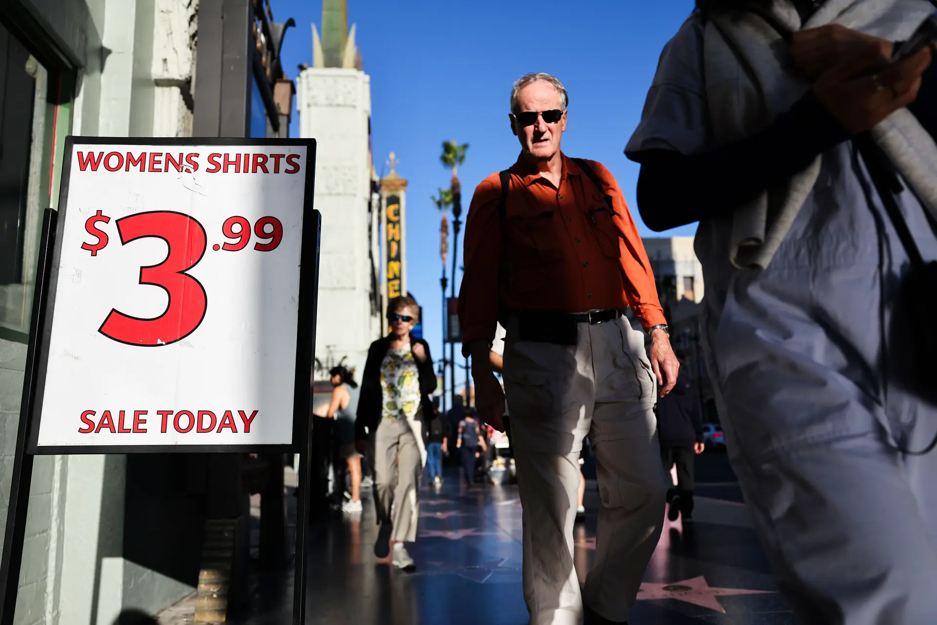 La gente camina por Hollywood Boulevard en Los Ángeles, California, el 1 de octubre de 2025. (Mario Tama/Getty Images)