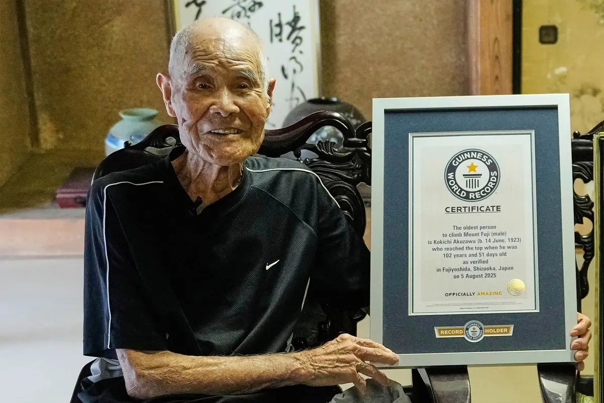 <em>Kokichi Akuzawa, recientemente reconocido por Récords Guinness de los Récords como la persona más longeva en escalar el Monte Fuji, posa para una foto con su certificado Guinness durante una entrevista en Maebashi, al norte de Tokio. (Foto AP/Hiro Komae)</em>