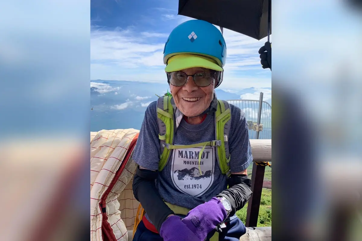 <em>Kokichi Akuzawa posa mientras escala el monte Fuji, al oeste de Tokio, el 5 de agosto de 2025. (Foto cortesía de la familia vía AP)</em>