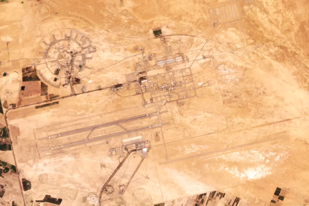 El aeropuerto civil y la base aérea de doble uso en Isfahán, Irán, el 18 de abril de 2024. (Planet Labs PBC vía AP)