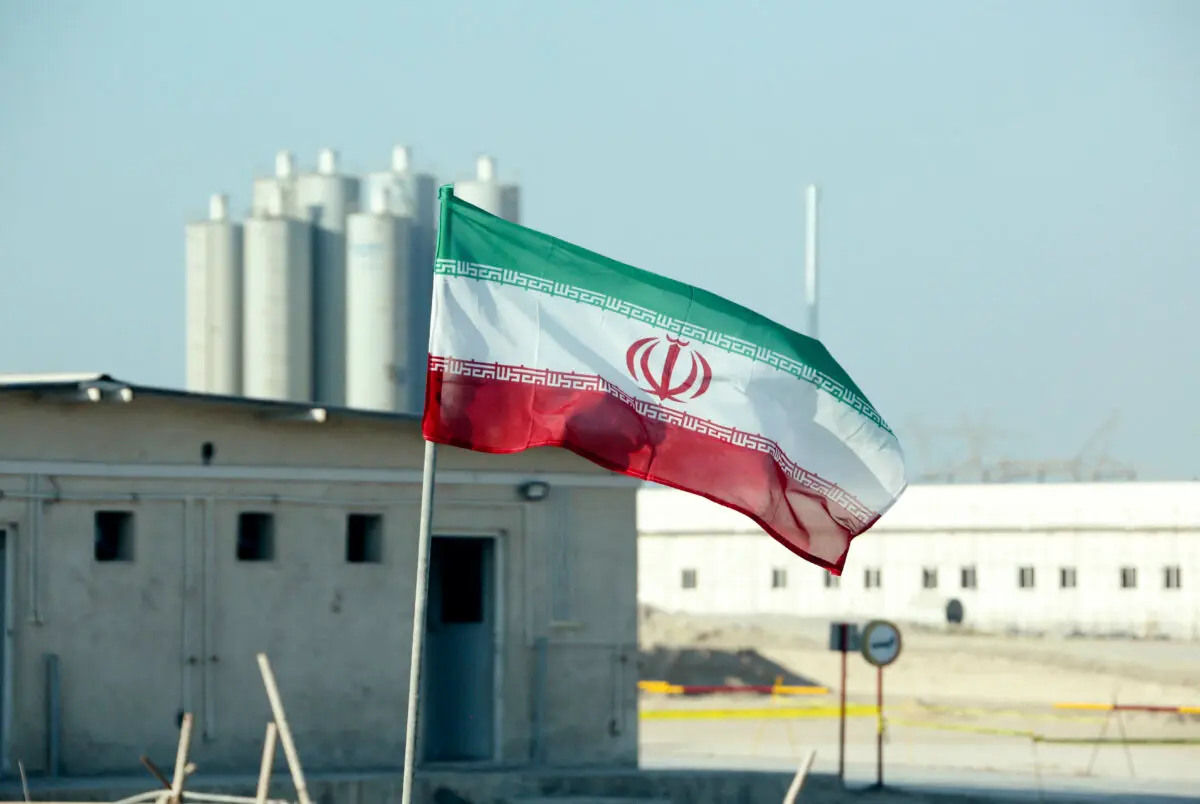 Una bandera iraní en la central nuclear de Bushehr, en Irán, durante una ceremonia oficial para iniciar las obras del segundo reactor de la central nuclear, el 10 de noviembre de 2019. (Atta Kenare/AFP a través de Getty Images)