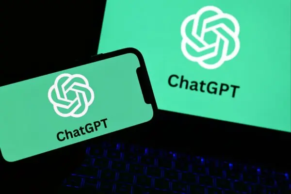 Un smartphone y un ordenador portátil muestran el logotipo del robot ChatGPT en Manta, Italia, el 4 de octubre de 2023. (Marco Bertorello/AFP a través de Getty Images)