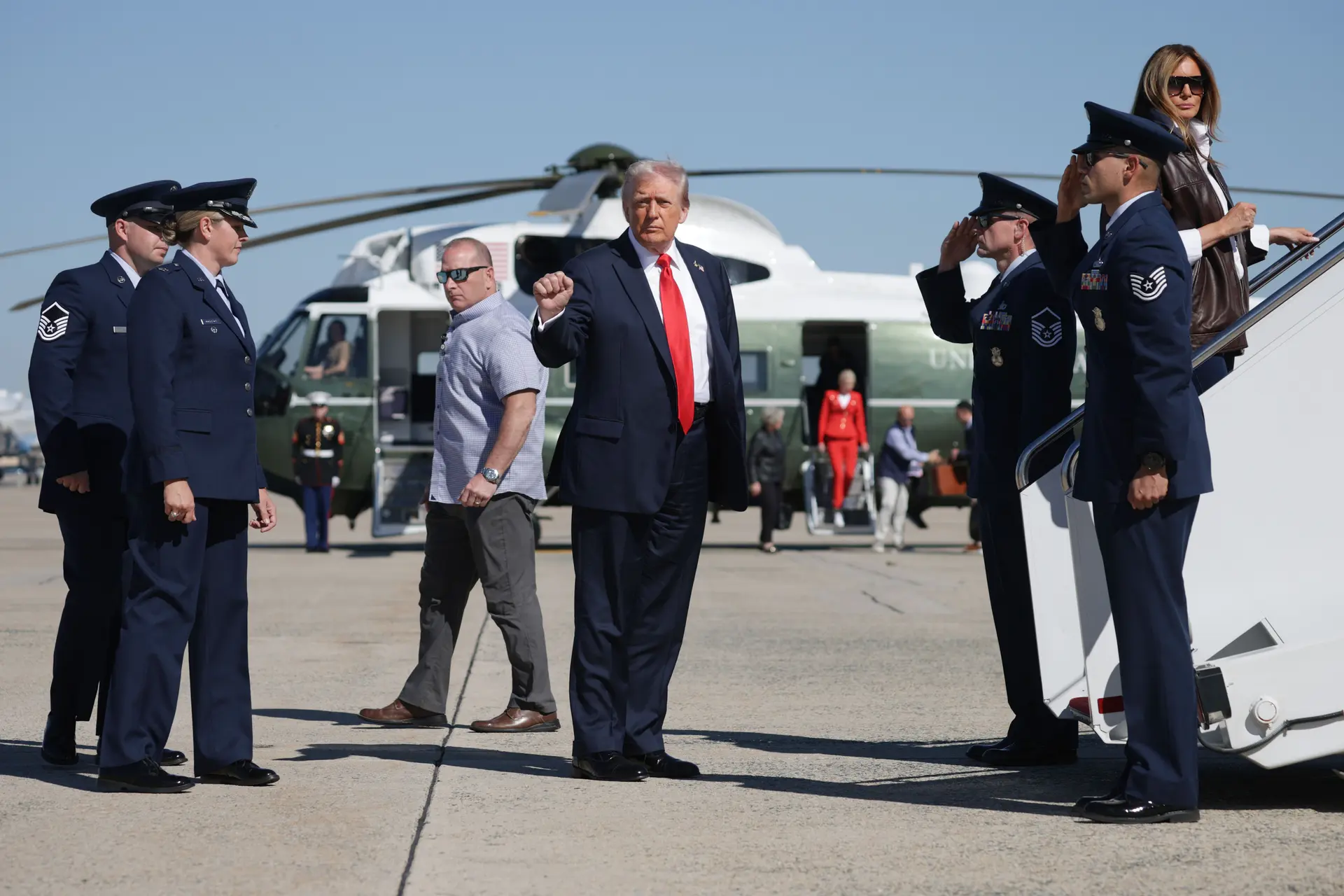 El presidente Donald Trump levanta el puño antes de subir al Air Force One en la Base Conjunta Andrews, Maryland, el 5 de octubre de 2025. (Alex Wong/Getty Images)