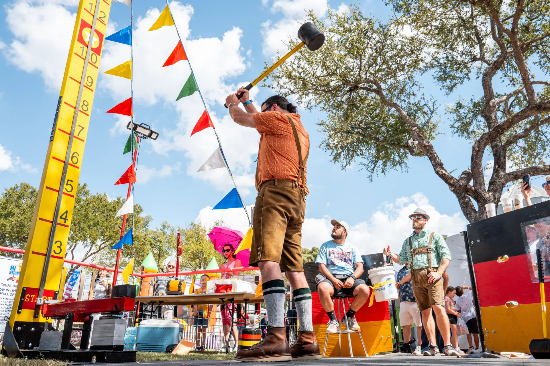 Un hombre compite en una atracción durante el Oktoberfest en Fredericksburg, Texas, el 4 de octubre de 2025. (Brandon Bell/Getty Images)