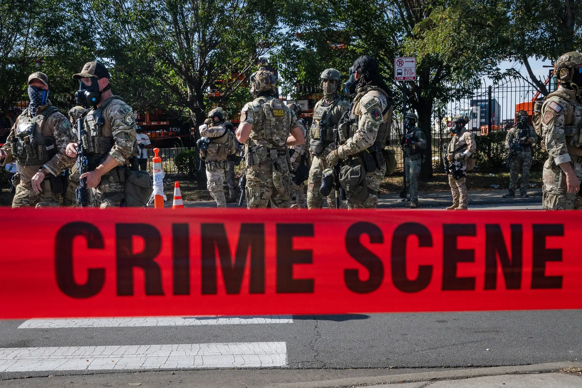 Agentes federales vigilan la escena tras disparar a una mujer que supuestamente intentó atropellarlos con su coche en Broadview, Illinois, el 4 de octubre de 2025. (Scott Olson/Getty Images)