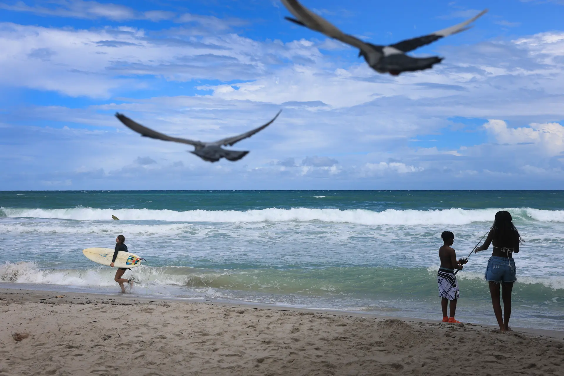 La gente disfruta del océano Atlántico en Dania Beach, Florida, el 2 de octubre de 2025. (Joe Raedle/Getty Images)