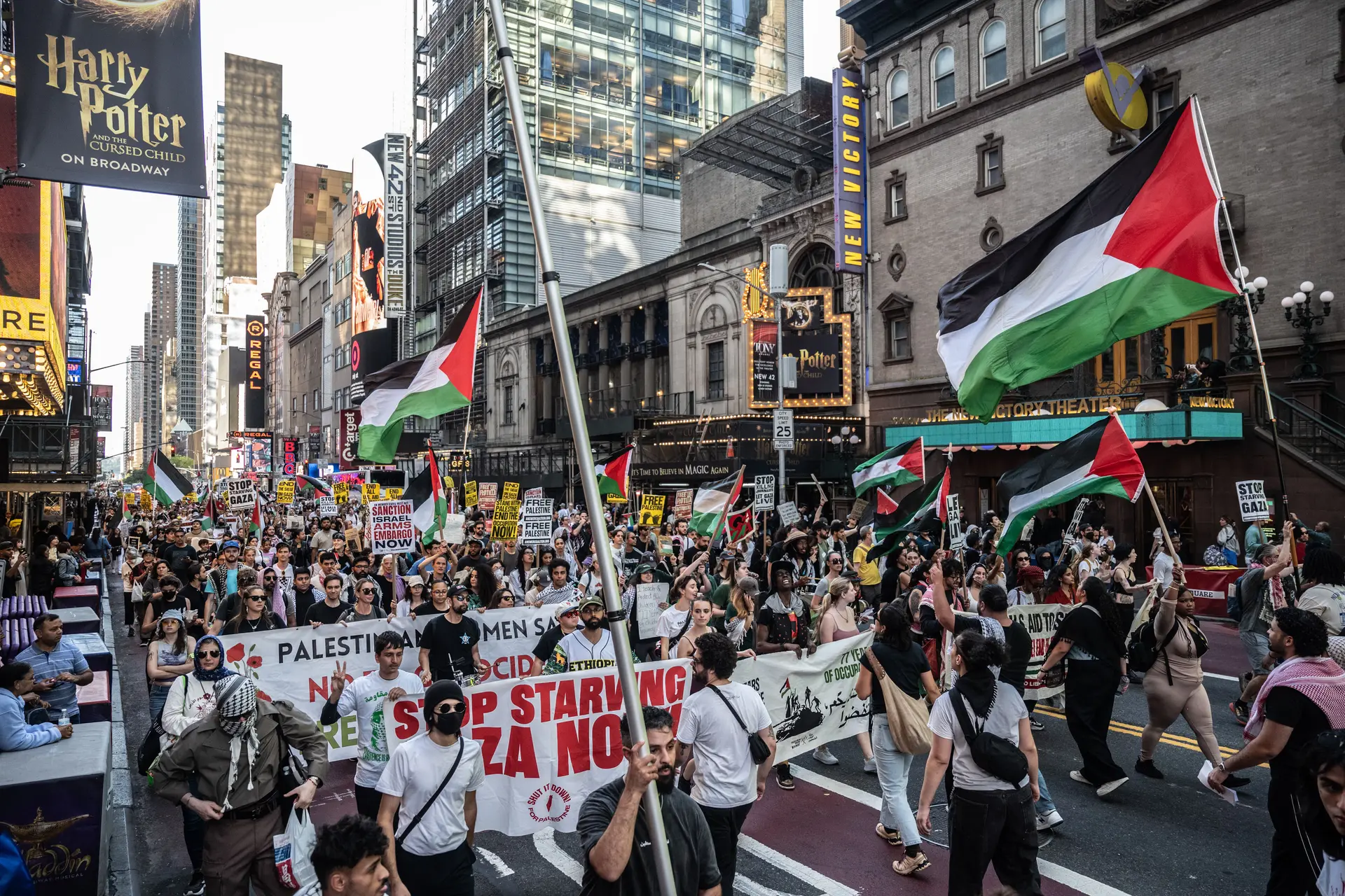 Gente caminando por Times Square durante una manifestación a favor de Palestina en Nueva York el 4 de octubre de 2025. (Stephanie Keith/Getty Images)