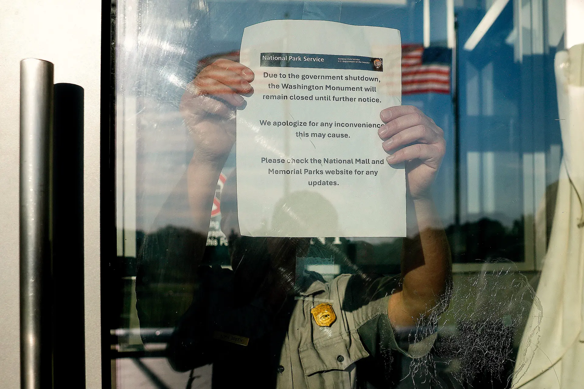 Un trabajador del Servicio de Parques de Estados Unidos coloca un cartel de cerrado en el Monumento a Washington, en Washington, el 1 de octubre de 2025. (Kevin Dietsch/Getty Images)
