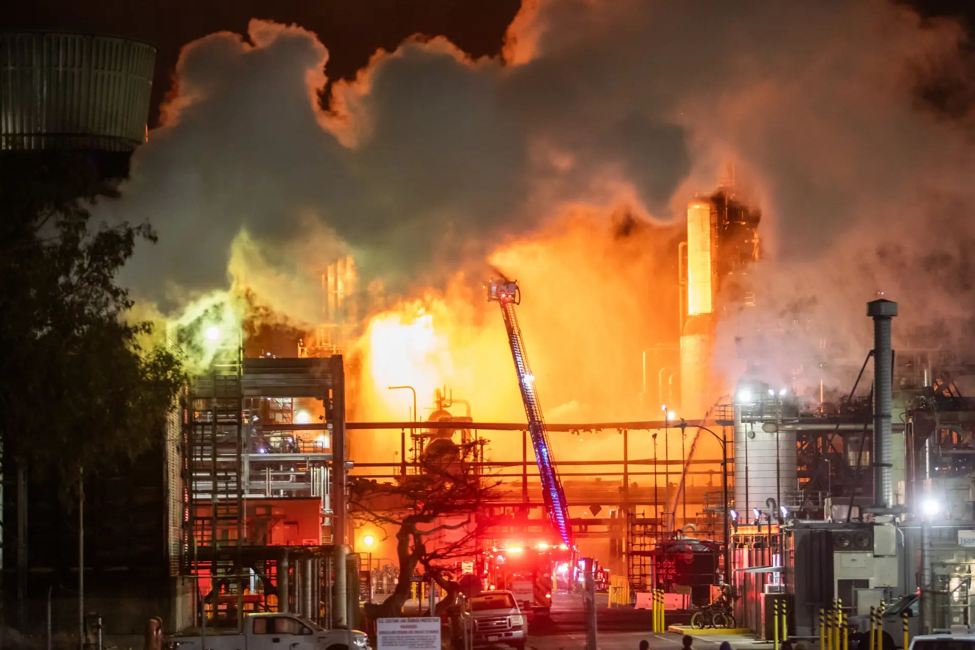 Las llamas arden en una refinería de Chevron en El Segundo, California, el 3 de octubre de 2025. (Apu Gomes/Getty Images)