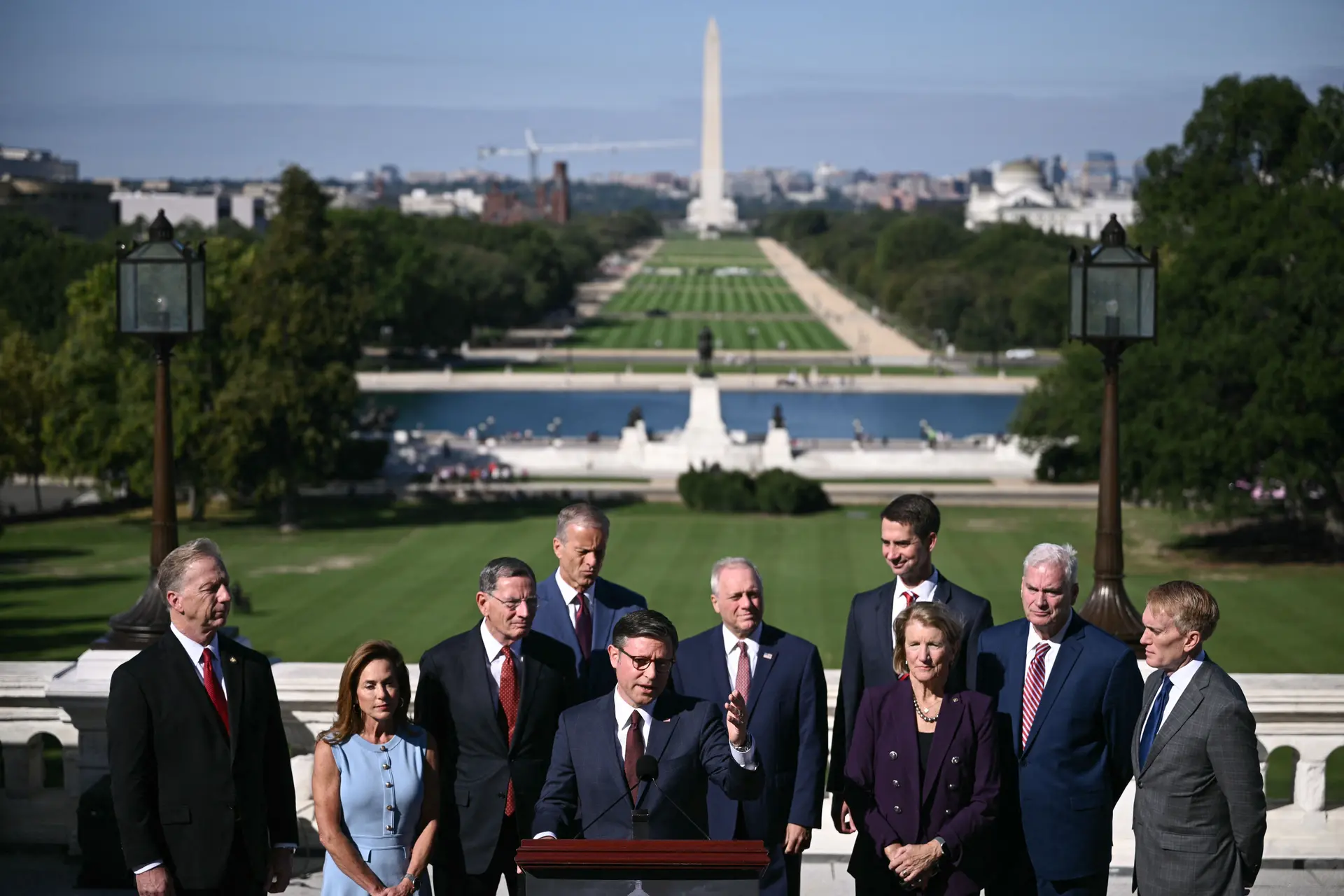 El presidente de la Cámara de Representantes, Mike Johnson (R-La.), dirige una rueda de prensa con líderes republicanos frente al Capitolio de los Estados Unidos el primer día del cierre del Gobierno en Washington, el 1 de octubre de 2025. (Brendan Smialowski/AFP a través de Getty Images)