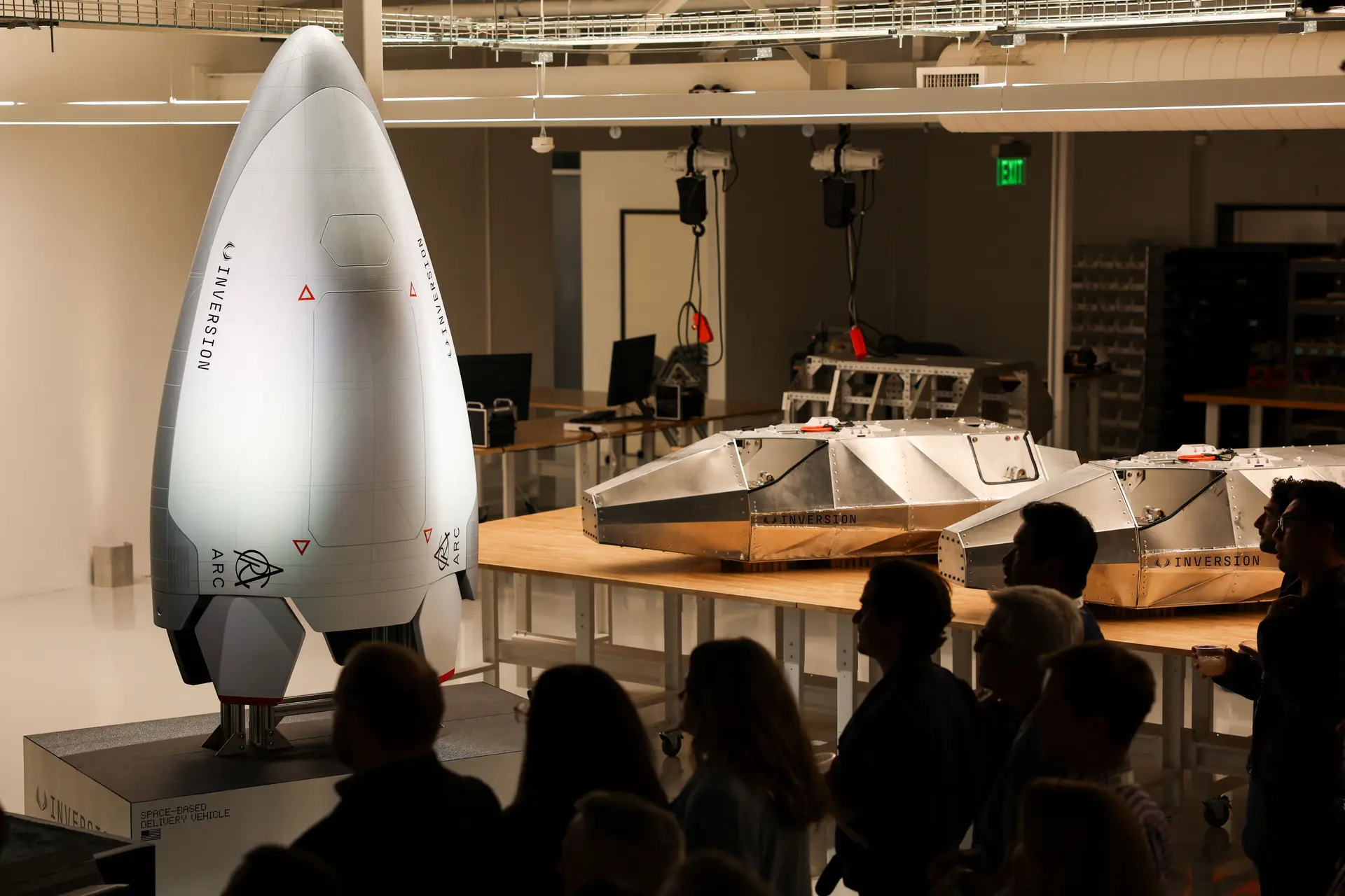 Una maqueta a escala real del vehículo de reentrada Arc de Inversion se exhibe en la sede de la empresa en Los Ángeles el 1 de octubre de 2025. (Patrick T. Fallon/AFP a través de Getty Images)