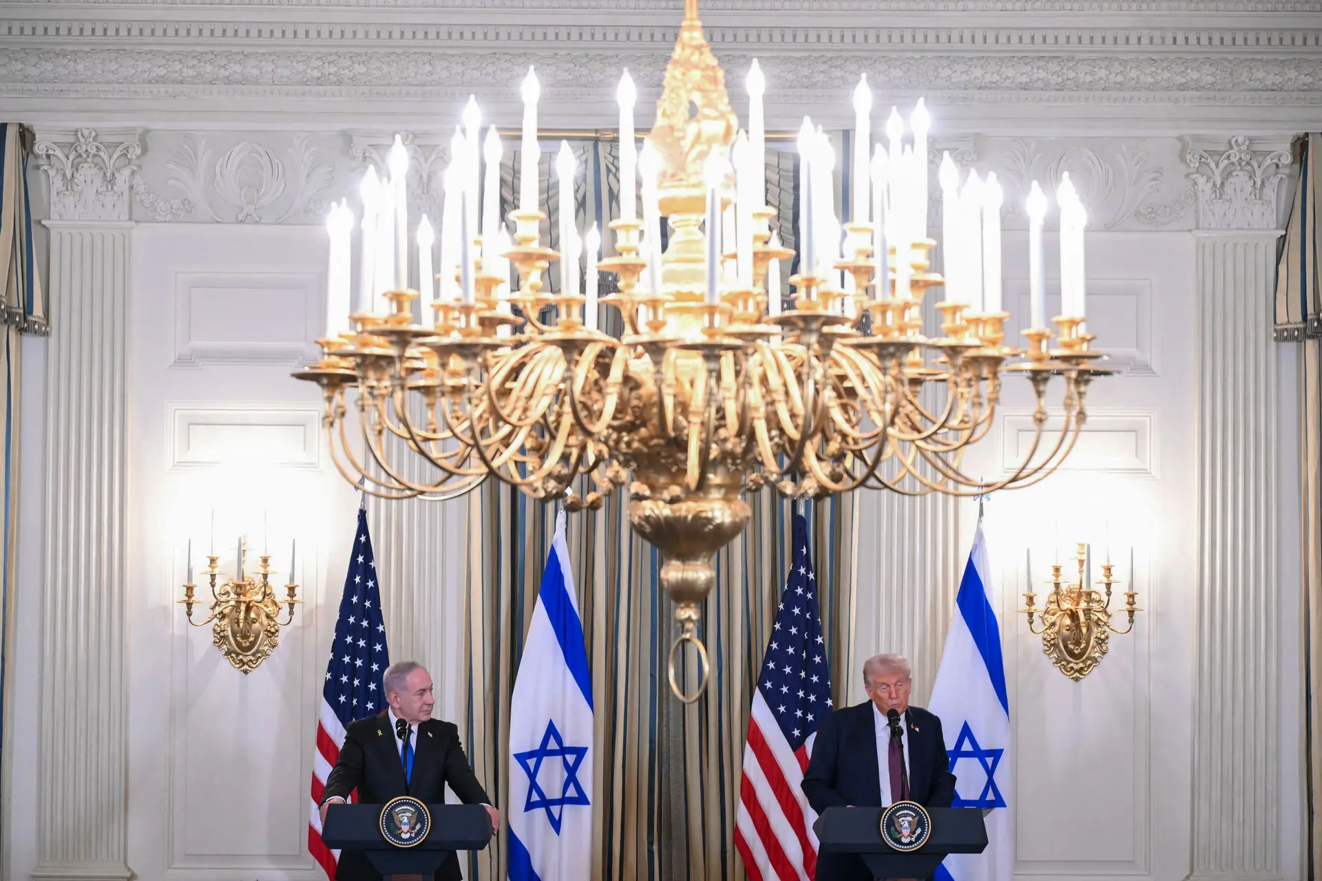 El presidente Donald Trump y el primer ministro israelí Benjamin Netanyahu celebran una rueda de prensa en el comedor de estado de la Casa Blanca en Washington el 29 de septiembre de 2025. (Andrew Caballero-Reynolds/AFP a través de Getty Images)