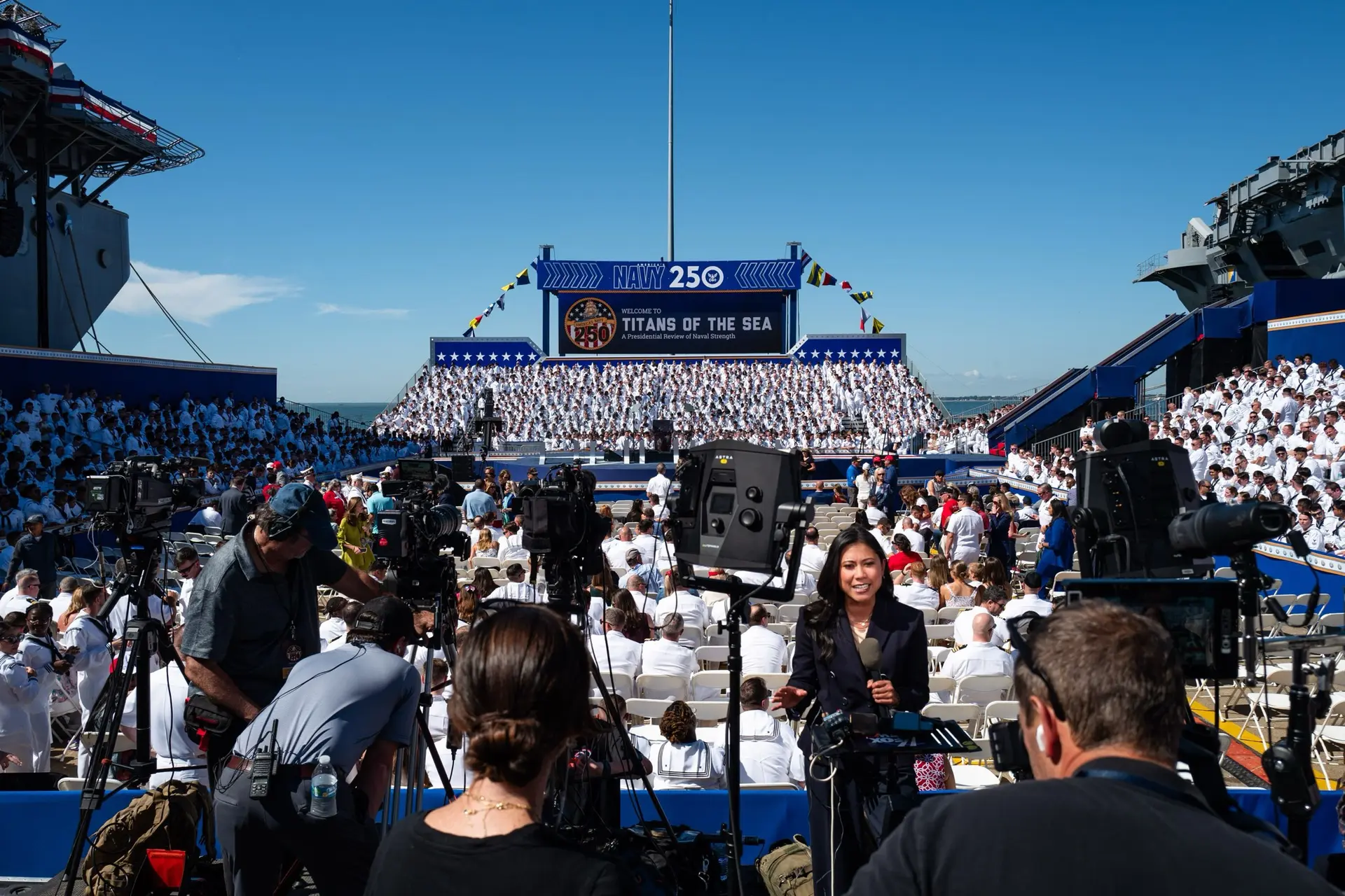 Prensa en las celebraciones del 250 aniversario de la Marina de Estados Unidos, "Titans of the Sea: A Salute to the Fleet" (Titánes del mar: un saludo a la flota), en Norfolk, Virginia, el 5 de octubre de 2025. (Madalina Kilroy/The Epoch Times)