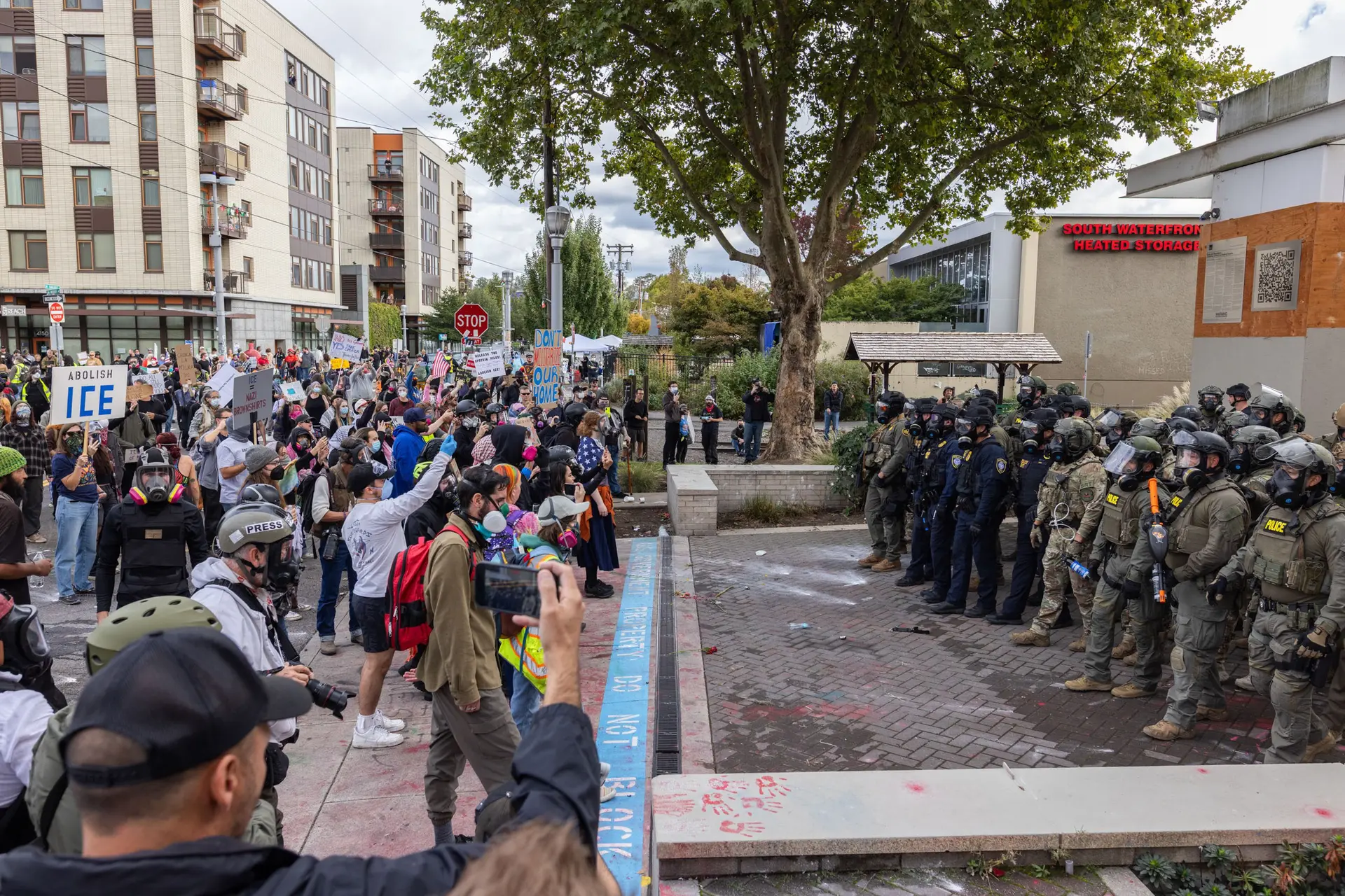 Manifestantes se reúnen frente a las oficinas del Servicio de Inmigración y Control de Aduanas en Portland, Oregón, el 4 de octubre de 2025. (John Fredricks/The Epoch Times)