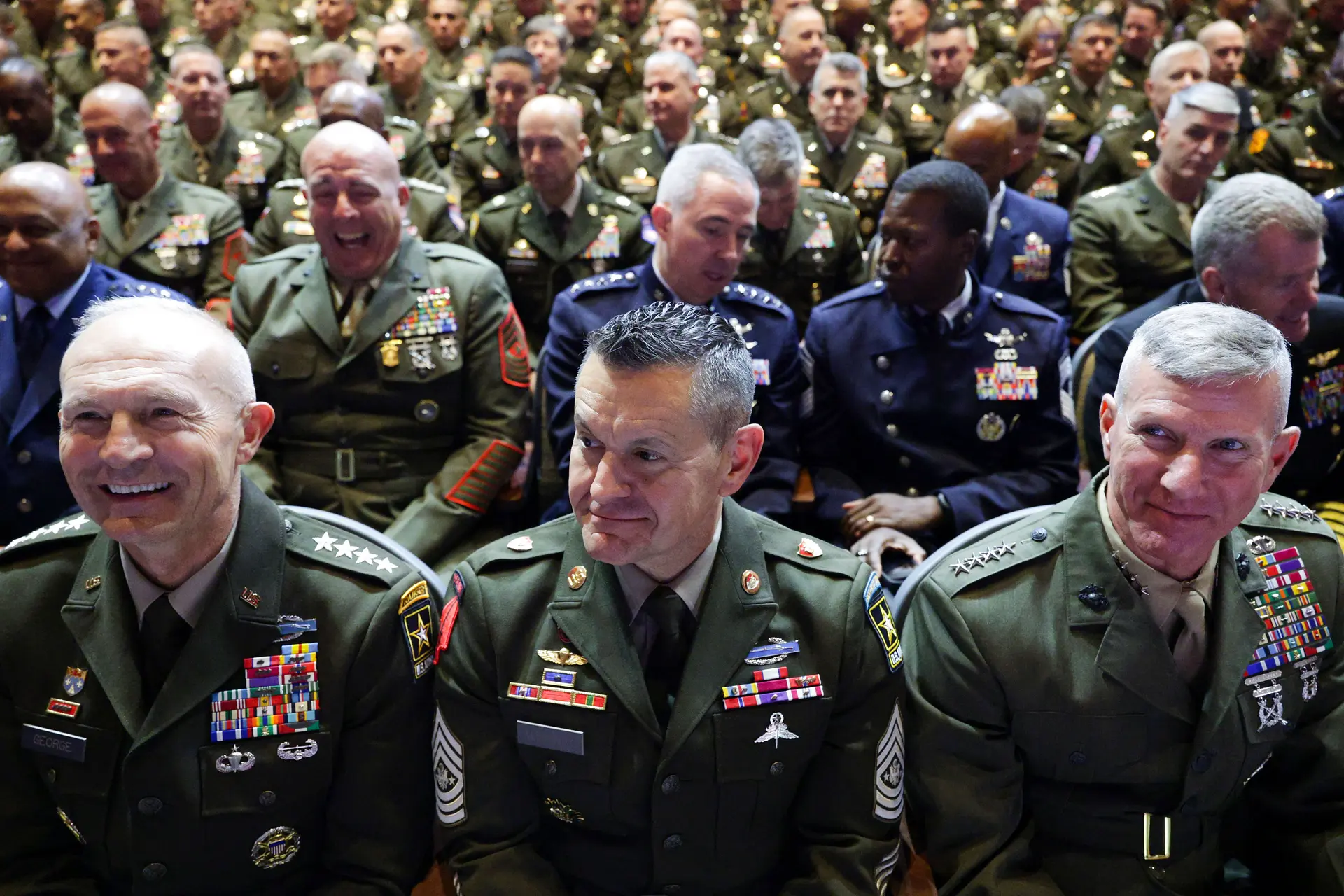 Miembros del ejército observan antes de que el presidente Donald Trump se dirija a los oficiales superiores en la base del Cuerpo de Marines de Quantico, en Quantico, Virginia, el 30 de septiembre de 2025. (Jim Watson/AFP vía Getty Images)