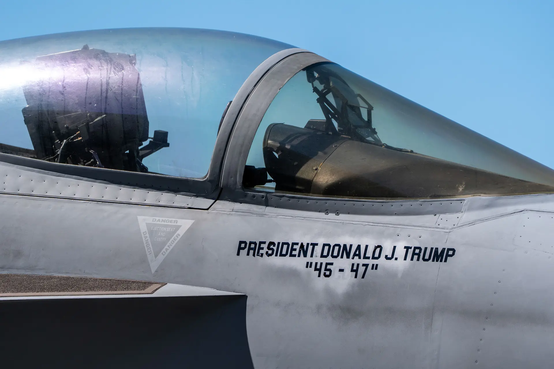 Un avión de combate F/A-18E con el nombre del presidente Donald Trump a bordo del USS George H.W. Bush en el océano Atlántico, frente a Norfolk, Virginia, el 4 de octubre de 2025. (Alex Brandon/Pool/Getty Images)