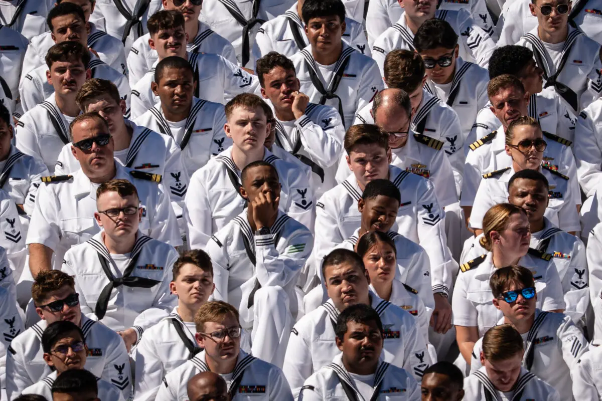 Marineros participan en "America's Navy 250 - Titans of the Sea: A Salute to the Fleet" en Norfolk, Virginia, el 5 de octubre de 2025. (Madalina Kilroy/The Epoch Times)