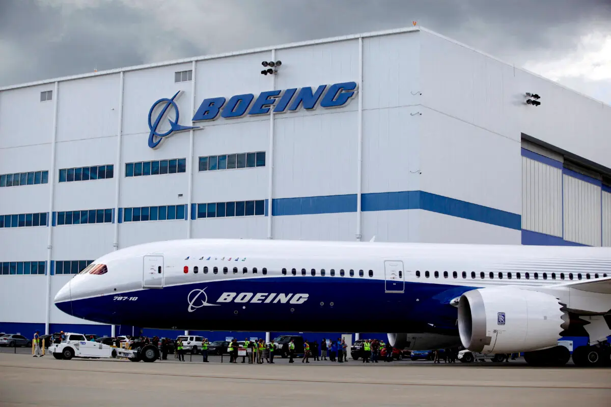 Un Boeing 787-10 Dreamliner rueda por la pista junto al edificio de montaje final de Boeing South Carolina en North Charleston, Carolina del Sur, el 31 de marzo de 2017. (Randall Hill/Reuters).
