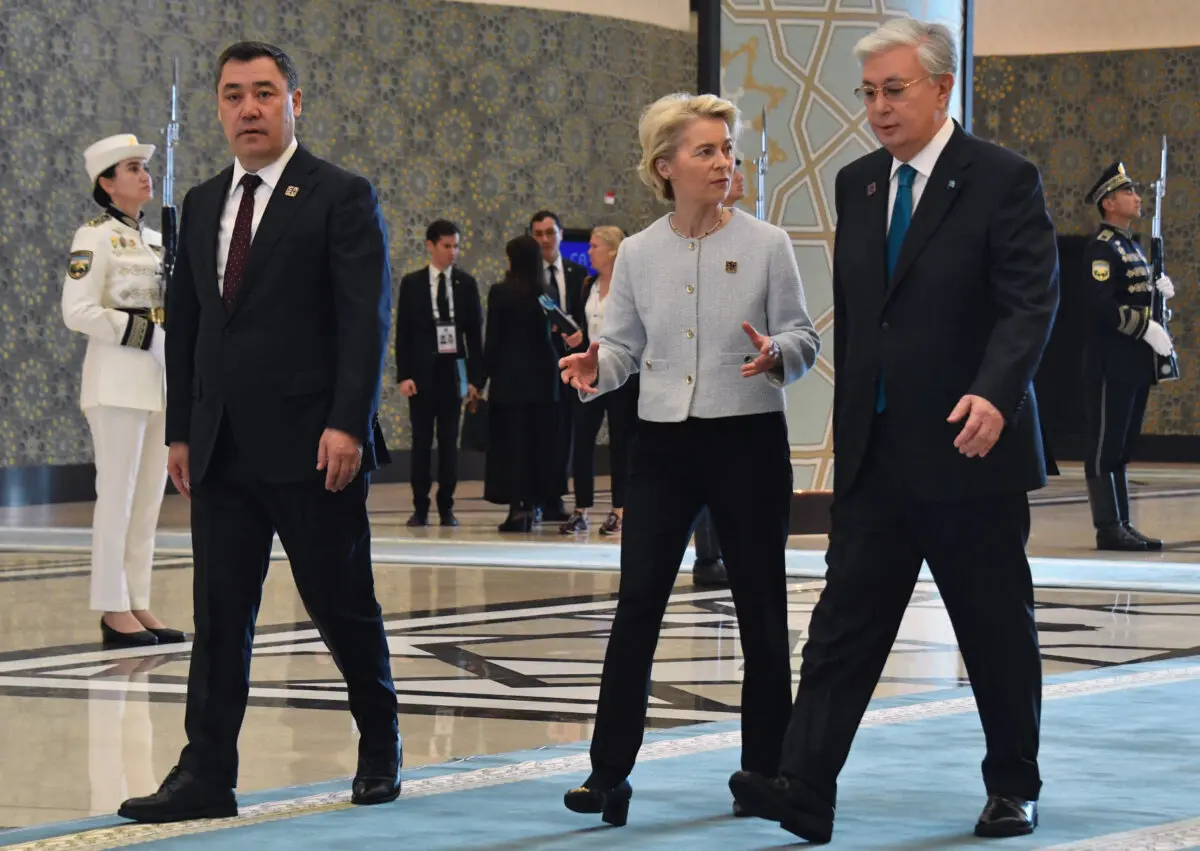 El presidente de Kirguistán, Sadyr Japarov (izquierda), la presidenta de la Comisión Europea, Ursula von der Leyen (centro) y el presidente de Kazajistán, Kassym-Jomart Tokayev (derecha), en la cumbre entre la UE y Asia Central celebrada en Samarcanda el 4 de abril de 2025. (Vyacheslav Oseledko/AFP a través de Getty Images).
