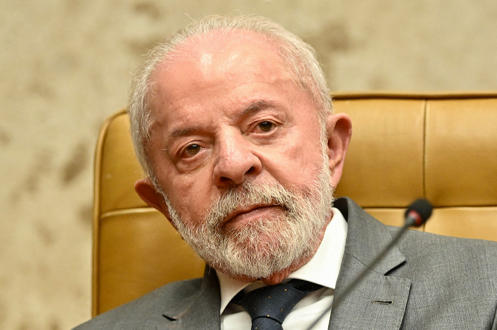 El presidente de Brasil, Luiz Inácio Lula da Silva, gesticula durante una ceremonia en la que el juez Edson Fachin asumió el cargo de presidente del Tribunal Supremo Federal y Alexandre de Moraes, el de vicepresidente, en Brasilia, el 29 de septiembre de 2025. (EVARISTO SA/AFP vía Getty Images)