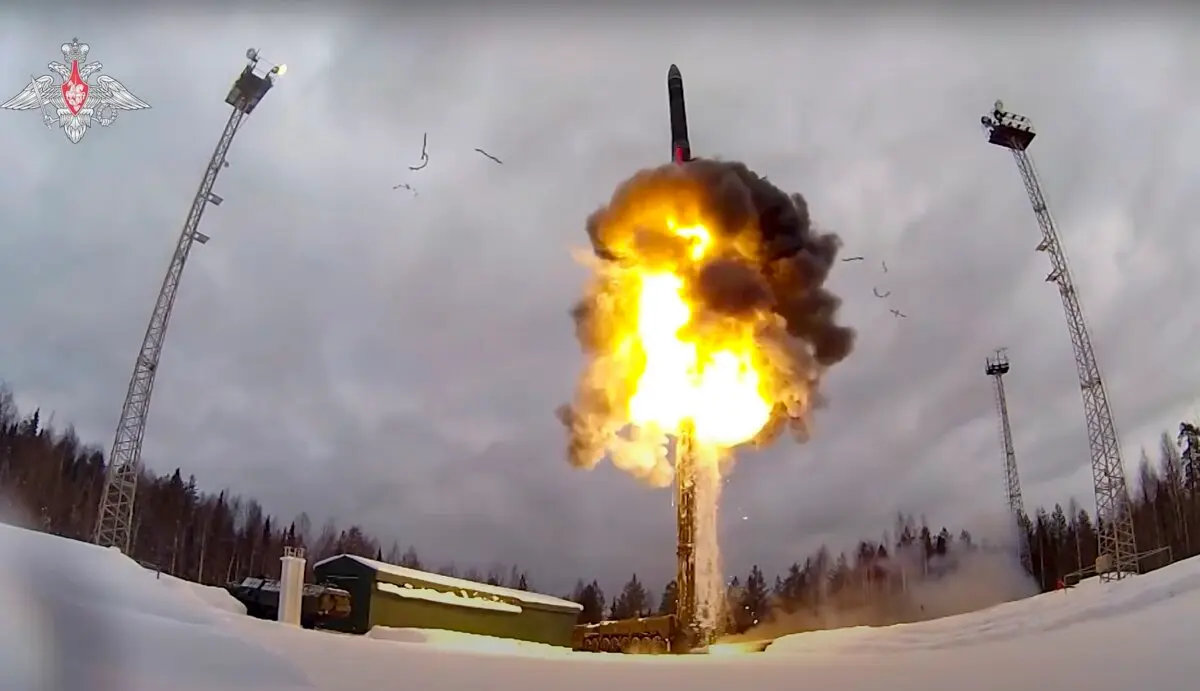 Un misil balístico intercontinental Yars lanzado desde un aeródromo durante unas maniobras militares en Rusia el 19 de febrero de 2022. (Servicio de prensa del Ministerio de Defensa ruso a través de AP).